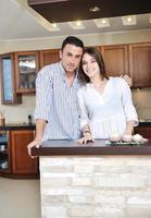 feliz pareja joven divertirse en la cocina moderna foto