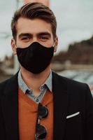 hombre de negocios con máscara médica en la calle foto