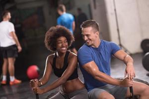 pareja multiétnica después del entrenamiento con martillo foto