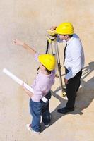 equipo de arquitectos en el sitio de construcción foto