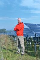 ingeniero de paneles solares masculino en el lugar de trabajo foto