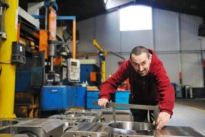 trabajadores de la industria personas en fábrica foto