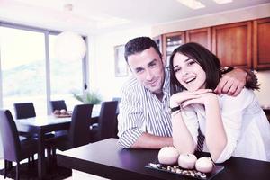 feliz pareja joven divertirse en la cocina moderna foto