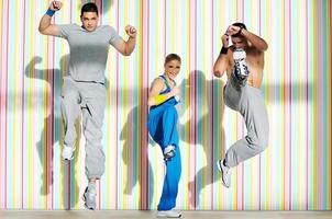 grupo de adultos jóvenes en el gimnasio foto