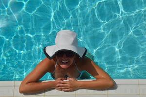 mujer feliz en la piscina foto