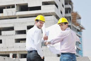 equipo de arquitectos en el sitio de construcción foto