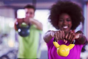 entrenamiento en pareja con pesas en el gimnasio crossfit foto