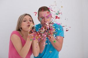 pareja joven romántica celebrando la fiesta con confetti foto