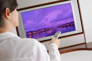 mujer joven viendo tv en casa foto