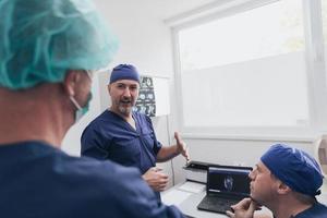 equipo médico ortopedista que examina la imagen digital de rayos X en la clínica o el hospital foto