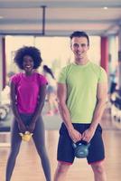 entrenamiento en pareja con pesas en el gimnasio crossfit foto