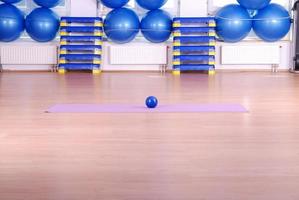 .pelota de pilates en el gimnasio foto