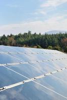campo de energía renovable del panel solar foto