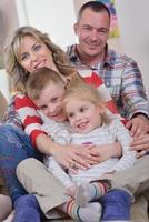 familia joven feliz en casa foto