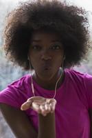 retrato de una joven afroamericana en el gimnasio mientras escucha música foto