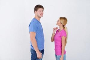 pareja feliz pintando una pared en su nuevo hogar foto