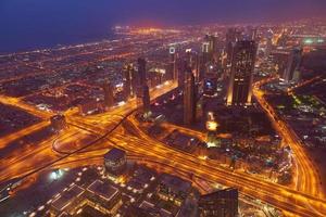 horizonte nocturno de dubai foto