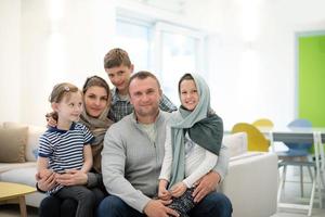 retrato de una joven y feliz familia musulmana moderna foto