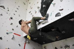 hombre escalada en roca foto