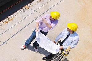 equipo de arquitectos en el sitio de construcción foto