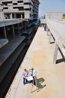 equipo de arquitectos en el sitio de construcción foto