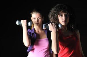 dos mujeres hacen ejercicio en el gimnasio foto