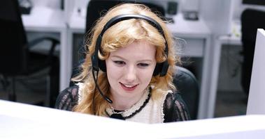 operadora de call center haciendo su trabajo foto