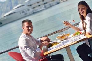 pareja con almuerzo en un hermoso restaurante foto