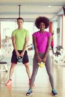 entrenamiento en pareja con pesas en el gimnasio crossfit foto