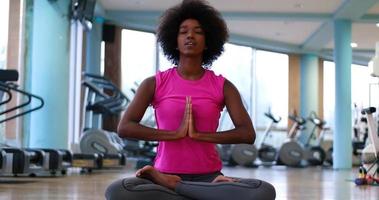 mujer de espalda en un gimnasio estirando y calentando foto