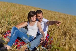 pareja feliz en campo de trigo foto