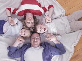 familia joven feliz en casa foto