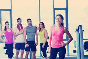 grupo de personas haciendo ejercicio en el gimnasio foto