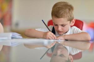 niño haciendo la tarea foto