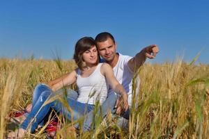 pareja feliz en campo de trigo foto