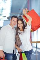 feliz pareja joven en compras foto