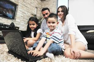 joven familia en casa foto