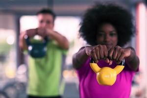 entrenamiento en pareja con pesas en el gimnasio crossfit foto