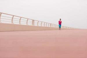 mujer ocupada corriendo en el paseo marítimo foto