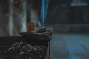 incienso humeante en la iglesia, el altar al fondo foto