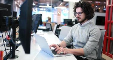 hombre de negocios que trabaja usando una computadora portátil en la oficina de inicio foto