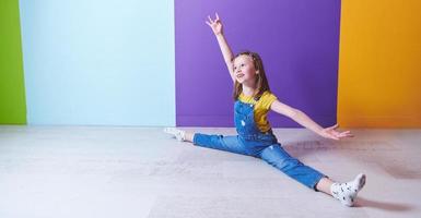 linda niña bailando en casa foto