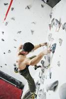 hombre ejercicio escalada deportiva foto