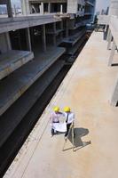 equipo de arquitectos en el sitio de construcción foto