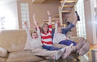 familia joven feliz en casa foto