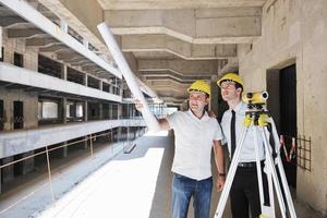 equipo de arquitectos en el sitio de construcción foto