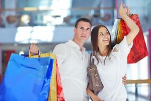 feliz pareja joven en compras foto