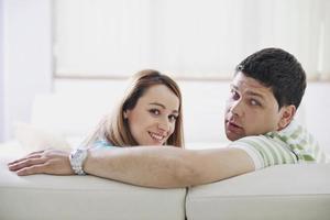 pareja relajándose en casa foto