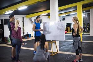 atletas recibiendo instrucciones del entrenador foto