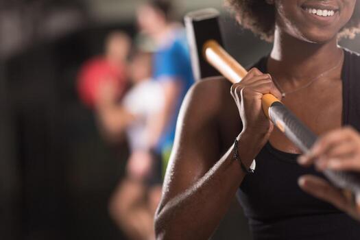 mujer negra después del entrenamiento con martillo foto